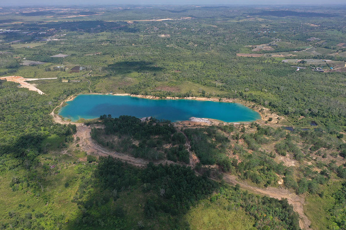 Foto aerial bekas tambang batu bara di Kecamatan Samboja, Kutai Kartanegara, Kalimantan Timur, Rabu (28/8/2019). Kementerian LHK akan memperbaiki lubang-lubang bekas tambang di kawasan calon ibu kota negara baru.