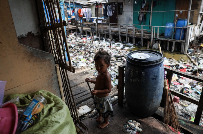 Suasana aktivitas di Kampung Bengek, Muara Baru, Penjaringan, Jakarta Utara, Kamis (29/8/2019). Timbunan sampah plastik telah memadati kawasan ini sejak lama karena kurangnya perhatian dari pemerintah setempat.