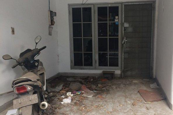 Warga perumahan Karang Elok, Pluit, Penjaringan, Jakarta Utara digegerkan dengan penemuan pemilik rumah yang telah lama meninggal seorang diri.