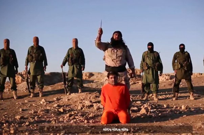Selama karirnya sebagai algojo dia telah memenggal lebih dari 100 kepala di alun-alun pasar pusat kota di Raqqa.