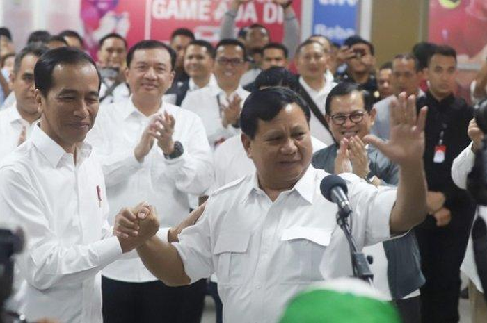 Presiden Joko Widodo bertemu mantan calon presiden Prabowo Subianto, seusai sama-sama mencoba kereta MRT, di Stasiun MRT Senayan, Jakarta Pusat, Sabtu (13/7/2019).