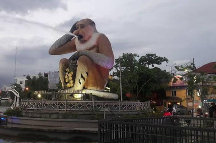 Maskot Bekantan di Banjarmasin, Kalimantan Selatan.