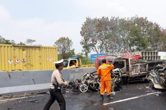 Sebuah Truck Mitsubishi Colt Diesel terbakar dan gosong dalam kecelakaan di Tol Cipularang, Senin (2/9/2019).