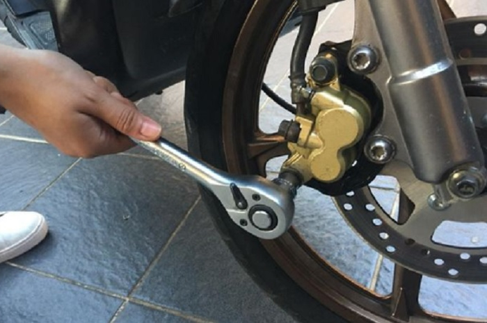 Membuka baut jangan sampai salah biar enggak dol atau selek.