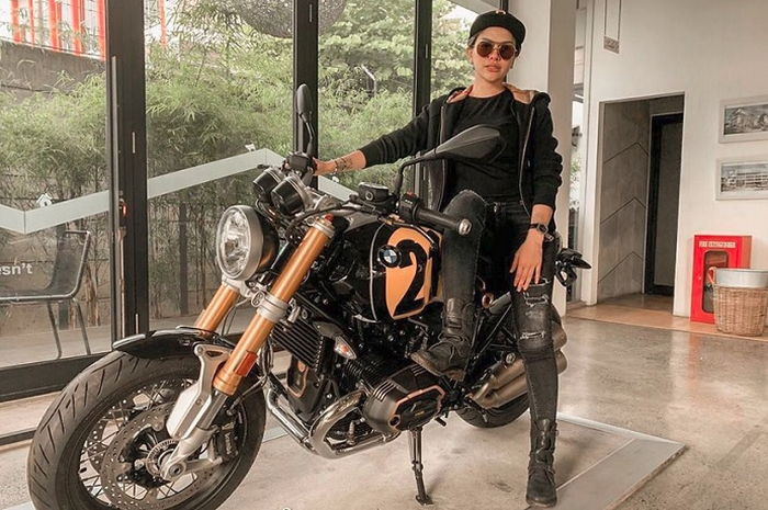 Nikita Mirzani dengan moge BMW R nine T Spezial.