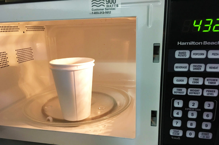 Jangan panaskan secangkir air di dalam microwave, karena bisa meledak ketika di luar microwave.