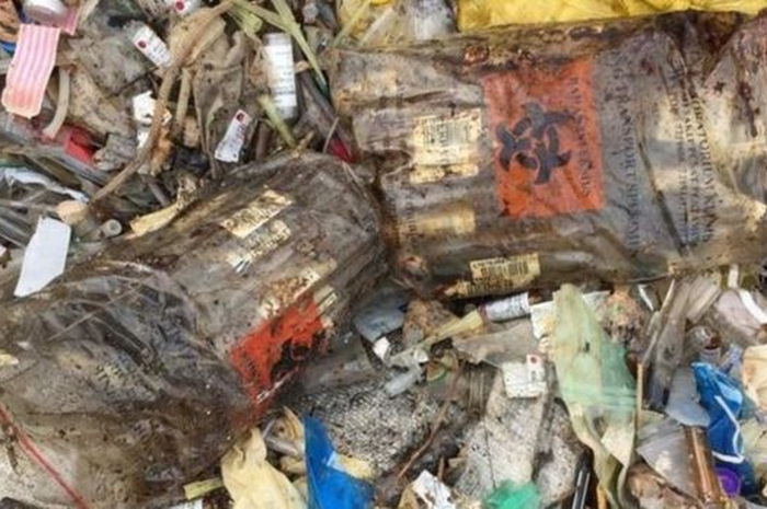 Penyelidikan kasus ini menyoroti proses pembuangan limbah B3 yang melibatkan jaringan rumah sakit, layanan pembuang limbah, dan pengolah sampah. 