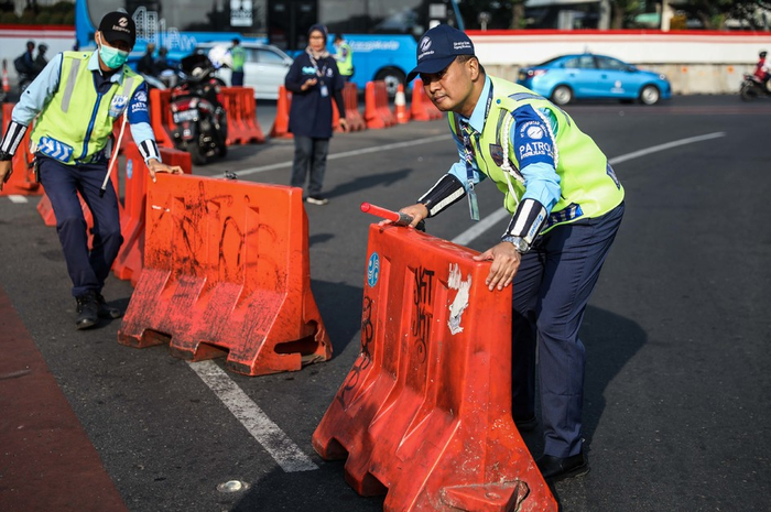 Direktur Utama PT Transportasi Jakarta (TransJakarta) Agung Wicaksono, melakukan tugas sebagai petugas sterilisasi jalur untuk memperingati Hari Pelanggan Nasional yang jatuh pada hari ini, 4 September 2019 di Halte Bundaran Hotel Indonesia, Jalan MH Thamrin, Jakarta Pusat, Rabu (4/9/2019). Kegiatan