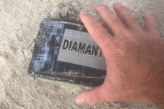 Badai Dorian juga mengungkap sebuah rahasia gelap peredaran narkoba, yakni penemuan tak terduga kantong-kantong kokain.