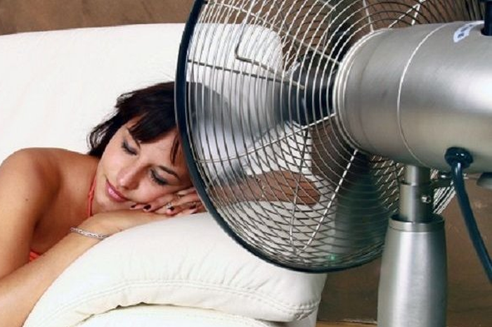 Tidur dengan kipas angin 