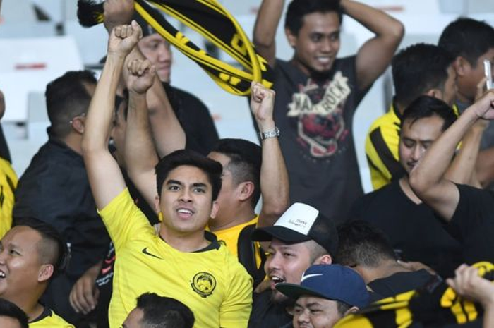 Menpora Malaysia Syed Saddiq Syed Abdul Rahman termasuk dalam suporter Malaysia yang sempat ditahan di dalam stadion GBK, sementara aparat berusaha mengamankan kerusuhan di luar.