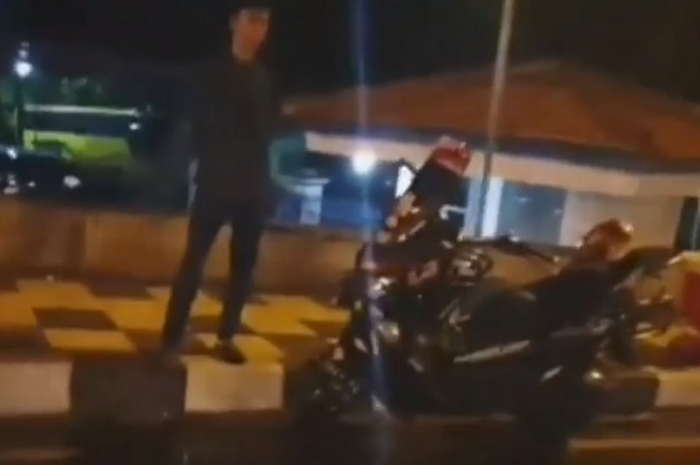 Pengendara Yamaha NMAX gunakan strobo menutup jalan seenaknya di Semarang.