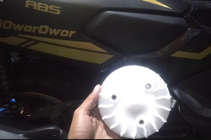 Kipas radiator Honda Vario dipasang di Yamaha NMAX, usir suara ngorok yang mengganggu.