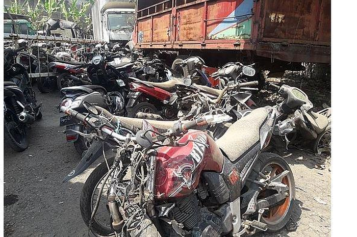 Ratusan motor bekas kecelakaan menumpuk di Cikamuning, ada yang berumur 14 tahun