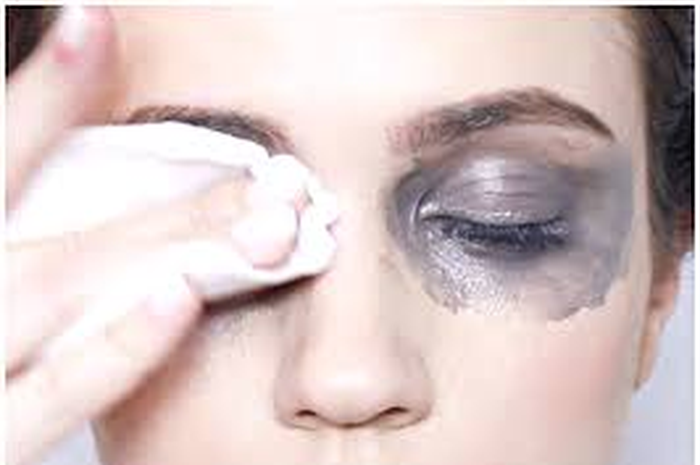 Ilustrasi wanita yang tak membersihkan make up dengan benar