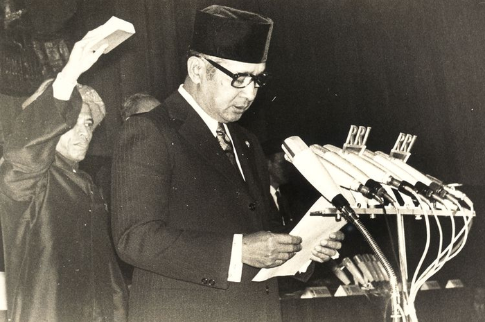 Soeharto yang kala itu menjabat sebagai Pangkostrad dengan advis dari beberapa perwira tinggi TNI agar memegang kendali AD sementara waktu.