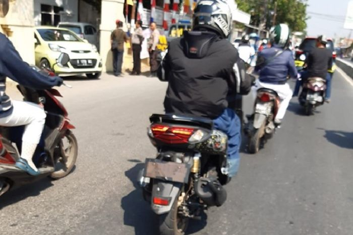 Yamaha NMAX Facelift terlihat tengah di tes di jalan raya.