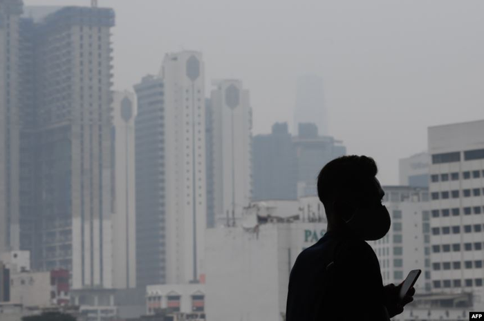 Seorang pria mengenakan masker sementara kabut asap tampak menyelimuti Kuala Lumpur, Malaysia, 10 September 2019.