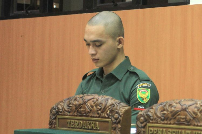 Prada DP terdakwa kasus pembunuhan serta mutilasi terhadap pacarnya sendiri Fera Oktaria (21), saat menjalani sidang di Pengadilan Militer I-04 Palembang, Kamis (12/9/2019). 