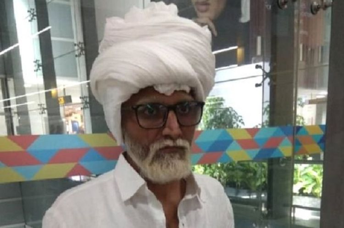 Pria asal India ditahan otoritas bandara di New Delhi setelah ketahuan menyamar sebagai kakek berusia 80-an untuk naik pesawat ke Amerika Serikat.