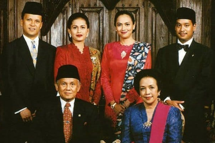 Ada kalimat puitis nan menyentuh yang diucapkan Ainun setelah dirinya 'menenangkan' Habibie yang emosinya meledak-ledak.