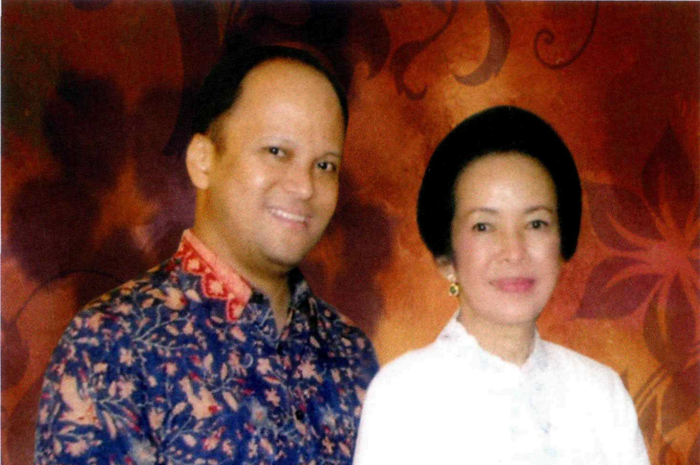 Bukannya aku ingin melontarkan puji dan puja, namun memang itulah makna dari namanya: Hasri Ainun Besari, mata yang indah.