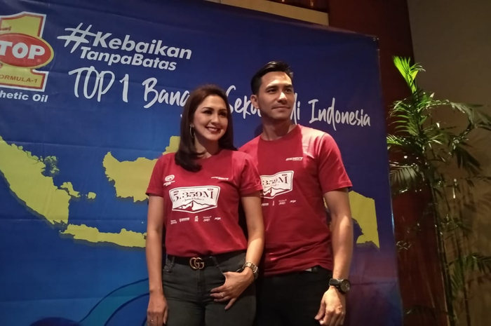 Darius Sinathrya dan sang istri Donna Agnesia