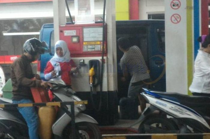 Pengendara tersebut protes karena petugas SPBU menolak untuk mengisi bahan bakar si pengendara. Ini syarat beli bensin pakai jeriken.