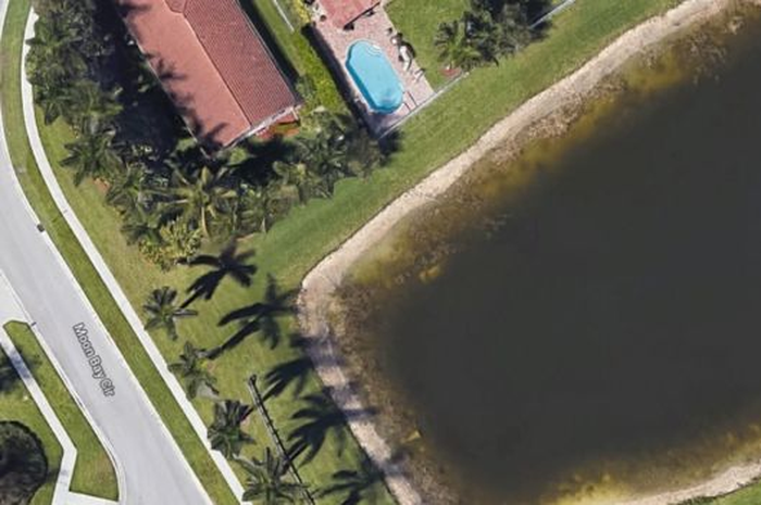 Pengguna Google Maps bisa melihat apa yang tampak sebagai sebuah mobil di dasar tepi telaga. 