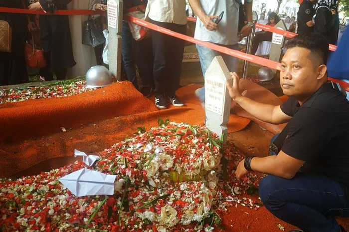 Dua Pesawat Kertas 'Mendarat' di Pusara BJ Habibie