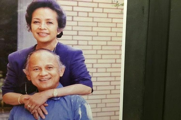 Dikenal sebagai pasangan serasi dan saling melengkapi, Ilham Habibie kisahkan cara ibunya, Ainun, meredakan emosi Habibie yang meledak-ledak