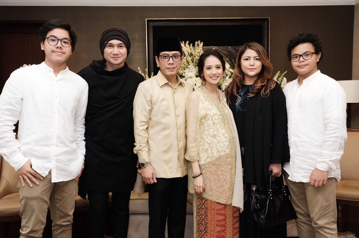 Anji, Wishnutama, Gista dan Wina tampak kompak berfoto bersama dua buah hati mereka