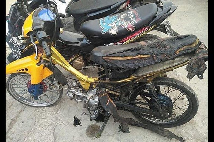 Yamaha Jupiter dibakar ABG depan polisi Cianjur