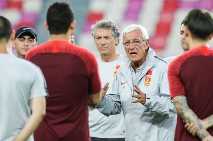 Marcello Lippi (tengah) dilaporkan bersedia kembali melatih timnas China asalkan China menaturalisasi pemain-pemain asing.