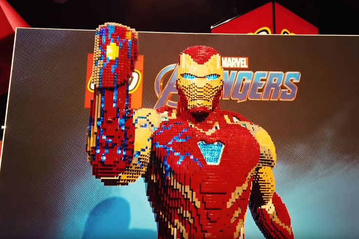 Patung Iron Man yang tersusun dari puluhan ribu LEGO