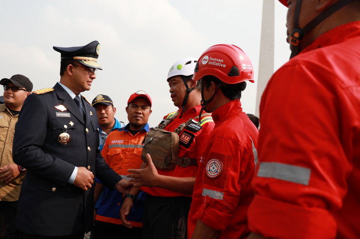 Gubernur DKI Jakarta Anies Baswedan, melepas petugas gabungan menjadi satgas penanganan kebakaran hutan dan lahan (kahutla) di Lapangan Monas, Jakarta Pusat, Selasa (17/9/2019). Pemprov DKI Jakarta melepas sebanyak 65 petugas Karhutla ke Riau untuk membantu penanganan kebakaran hutan dan lahan. Wart