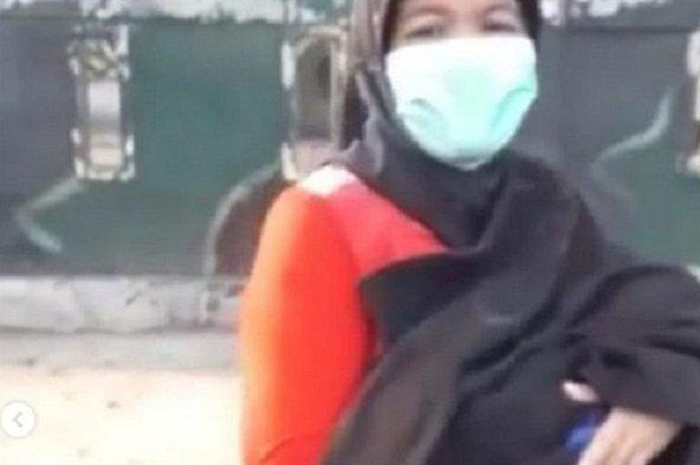 Ibu membopong jenazah bayinya di Cilincing