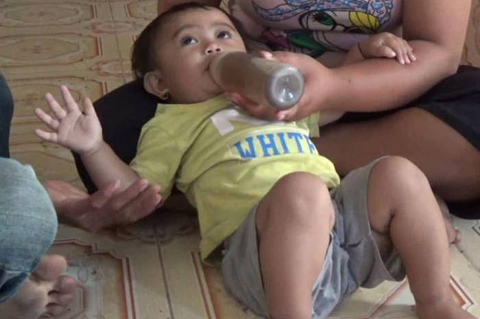 Khadijah Haura, bayi 1 tahun 2 bulan yang terpaksa minum lima gelas kopi tubruk sehari lantaran orangtuanya tak mampu beli susu di Polewali Mandar, Sulawesi Barat.