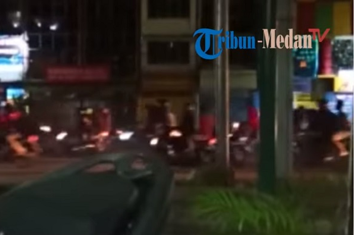 Ratusan anggota geng motor konvoi di beberapa ruas jalan di Kota Medan, hingga sebuah kedai kopi dihancurkan.