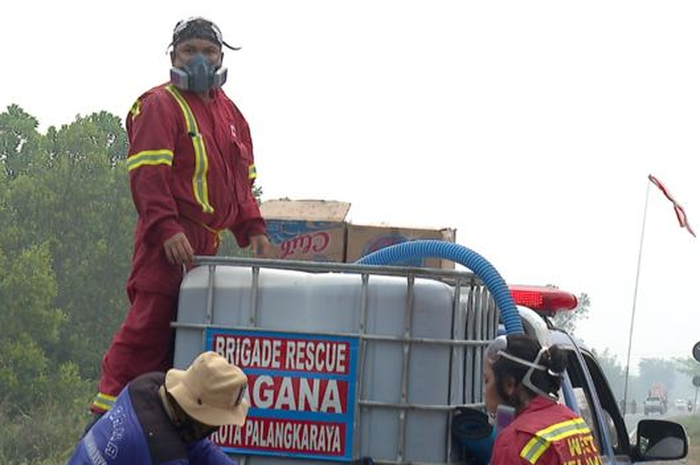 Para pemadam api mengandalkan 500 liter air di belakang mobil pikap, yang kemudian habis hanya dalam waktu 10 menit. 