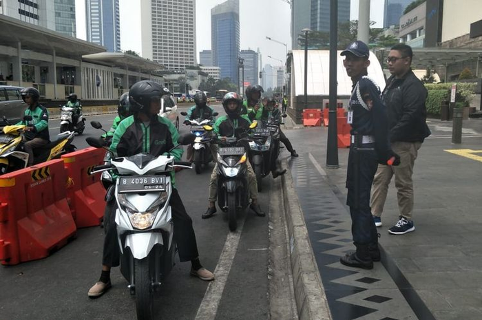 Uji coba jalur sepeda, masih banyak pemotor yang lewat