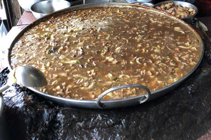 Dipadati Pengunjung Tiap Harinya, Restoran Ini Ternyata Gunakan Kaldu yang Sama Selama 45 Tahun