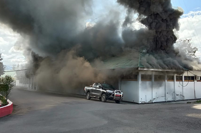 Kondisi saat sebuah bangunan terbakar menyusul aksi berujung ricuh di Wamena, Papua, Senin (23/9/2019).  Demonstran bersikap anarkistis hingga membakar rumah warga, kantor pemerintah, dan beberapa kios masyarakat pada aksi berujung ricuh yang diduga dipicu kabar hoaks tentang seorang guru yang menge