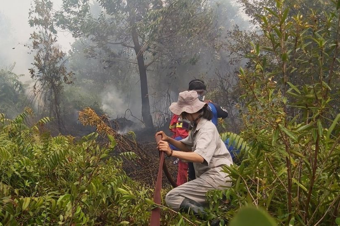 Delapan jam sehari Sumarni ikut memadamkan api ke lokasi kebakaran hutan dan lahan di Palangkaraya, Kalimantan Tengah.