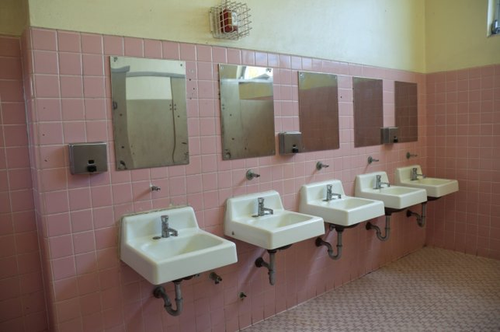 ﻿Seorang siswa berinisial RB mendapat kekerasan hingga dikeluarkan dari sekolah karena berdebat dengan gurunya soal izin ke toilet.