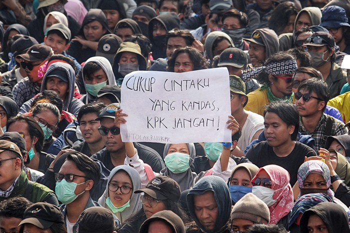 Ribuan mahasiswa mengikuti aksi #GejayanMemanggil di Simpang Tiga Colombo, Gejayan, Sleman, DI Yogyakarta, Senin (23/9/2019). Dalam aksi demonstrasi yang diikuti oleh ribuan mahasiswa dari berbagai universitas di Yogyakarta itu, mereka menolak segala bentuk pelemahan terhadap upaya pemberantasan kor