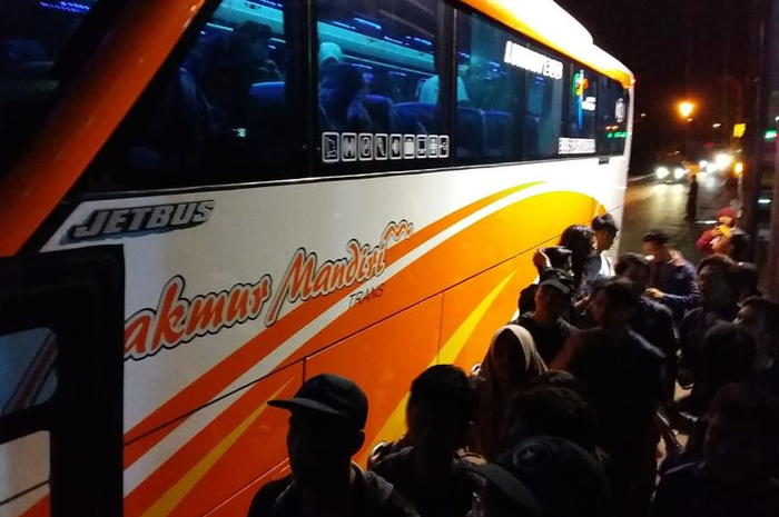 Massa mahasiswa dari Universitas Diponegoro (Undip) Semarang, Jawa Tengah, berkumpul di pelataran Gedung Serba Guna (GSG) Undip Tembalang Semarang, Senin (23/9/2019) malam.