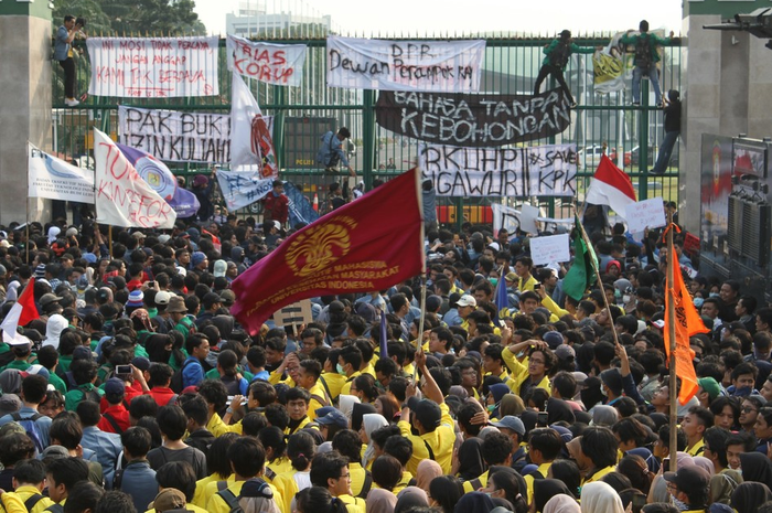Para mahasiswa dari seluruh universitas di Indonesia memprotes atas RUU KUHP dan UU KPK oleh DPR dan Pemerintah.