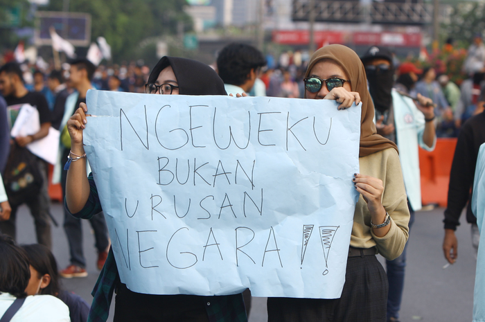 Ribuan mahassiswa dari berbagai kampus dan organisasi memenuhi jalan di sekitar gedung DPR RI, Jakarta, Selasa (24/9/2019). Demonstrasi tersebut lanjutan dari aksi sebelumnya yang menolak revisi UU KPK, RKUHP, RUU Pertanahan, dan Minerba. TRIBUNNEWS/HERUDIN