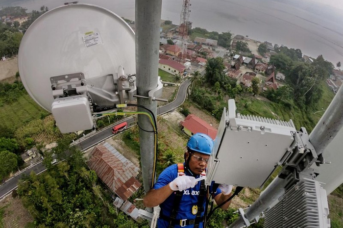 Teknisi XL Axiata sedang melakukan pemeriksaan terhadap perangkat BTS di daerah Wisata Danau Toba, Samosir